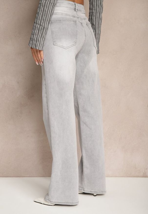 Renee - Jasnoszare Jeansy High Waist o Szerokim Kroju Nimiella. Okazja: na co dzień. Stan: podwyższony. Kolor: szary. Styl: klasyczny, elegancki, casual