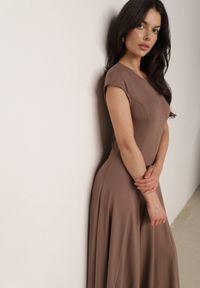 Born2be - Brązowa Rozkloszowana Bawełniana Sukienka Dzianinowa Mahanaim. Okazja: do pracy, na co dzień. Kolor: brązowy. Materiał: bawełna, dzianina. Wzór: ażurowy. Typ sukienki: proste, rozkloszowane. Styl: elegancki, casual #3