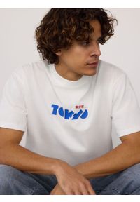 Reserved - T-shirt boxy z nadrukiem - biały. Kolor: biały. Materiał: dzianina. Wzór: nadruk