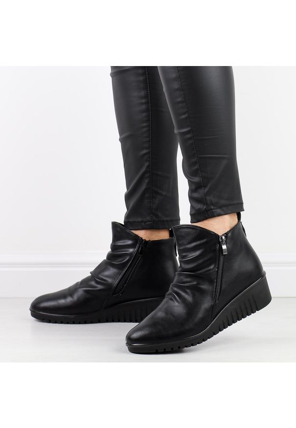 Czarne botki damskie na koturnie T.Sokolski Z23-341. Kolor: czarny. Materiał: skóra. Obcas: na koturnie