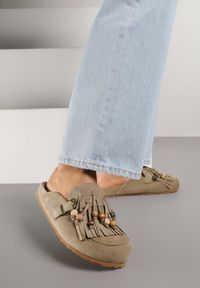 Born2be - Zielone Klapki na Grubej Podeszwie z Frędzlami Klamrami i Koralikami Glysnell. Okazja: na co dzień, do pracy, na spacer. Kolor: zielony. Materiał: jeans. Sezon: lato. Styl: casual, elegancki #3