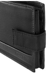 Ochnik - Czarny rozkładany zapinany portfel męski. Kolor: czarny. Materiał: nylon #5
