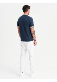 Ombre Clothing - Męska klasyczna bawełniana koszulka z dekoltem w serek BASIC – granatowa V2. Typ kołnierza: dekolt w serek. Kolor: niebieski. Materiał: bawełna. Styl: klasyczny #4
