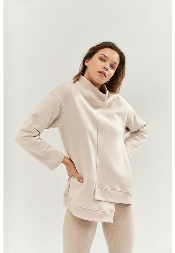 MOONHOLI - Bluza do jogi Moonholi Comfy Milky Way Sweatshirt z asymetrycznym krojem. Kolor: beżowy. Sport: joga i pilates