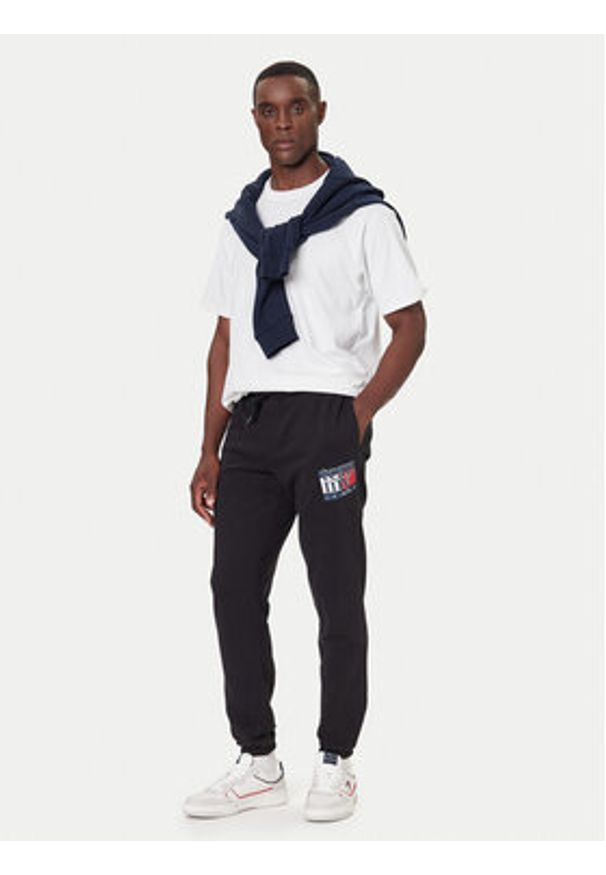 Tommy Jeans Spodnie dresowe DM0DM22094 Czarny Relaxed Fit. Kolor: czarny. Materiał: bawełna