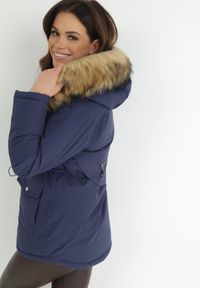 Born2be - Granatowa Kurtka Parka z Odpinanym Kapturem i Futerkiem Noizie. Okazja: na co dzień. Kolor: niebieski. Materiał: futro. Styl: elegancki, casual #3
