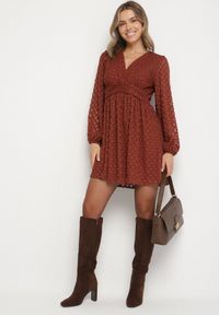 Born2be - Brązowa Rozkloszowana Sukienka z Tkaniny Plumeti z Dekoltem w Serek Zeniasa. Okazja: na co dzień. Typ kołnierza: dekolt w serek. Kolor: brązowy. Materiał: tkanina. Długość rękawa: długi rękaw. Styl: casual #6