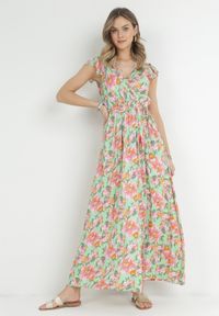 Born2be - Jasnozielona Sukienka Kopertowa z Gumką w Pasie w Kwiaty Pive. Typ kołnierza: kołnierz z falbankami. Kolor: zielony. Materiał: tkanina, wiskoza, materiał. Wzór: kwiaty. Typ sukienki: kopertowe. Długość: maxi #1