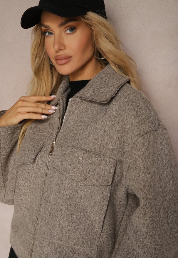 Renee - Brązowa Krótka Kurtka o Pudełkowym Kroju z Kołnierzykiem i Kieszeniami Nelilia. Okazja: na co dzień. Kolor: brązowy. Materiał: jeans. Długość: krótkie. Styl: sportowy, casual, elegancki