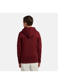 Bluza dziecięca New Balance LAKB0347MHB – bordowa. Typ kołnierza: kaptur. Kolor: czerwony. Materiał: bawełna. Wzór: aplikacja, napisy. Styl: sportowy #6