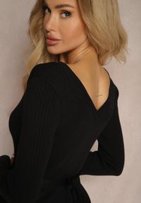 Renee - Czarny Prążkowany Sweter z Wiskozą Ozdobiony Kwiatową Aplikacją i Paskiem Clevina. Okazja: na co dzień, do pracy. Kolor: czarny. Materiał: wiskoza, prążkowany. Długość rękawa: długi rękaw. Długość: długie. Wzór: aplikacja, kwiaty. Styl: elegancki, casual #3