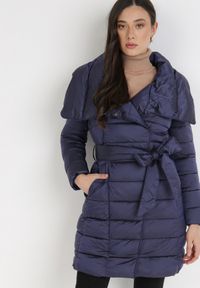 Born2be - Granatowa Kurtka Pikowana Nikessa. Typ kołnierza: bez kaptura. Kolor: niebieski. Materiał: materiał, tkanina. Długość: długie. Wzór: aplikacja #1