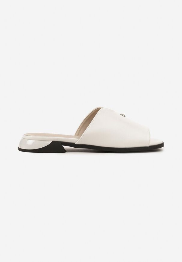 Born2be - Białe Klapki Vices z Ozdobnym Wycięciem i Aplikacją Tiladea. Okazja: na co dzień. Kolor: biały. Wzór: aplikacja. Styl: elegancki, casual
