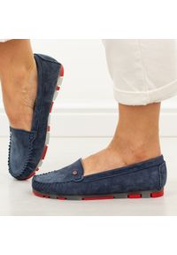 Granatowe mokasyny damskie Filippo Dp2037/26. Okazja: na co dzień, na spacer. Nosek buta: okrągły. Kolor: niebieski. Materiał: nubuk, skóra. Sezon: wiosna, lato. Obcas: na obcasie. Styl: casual, klasyczny, elegancki #1