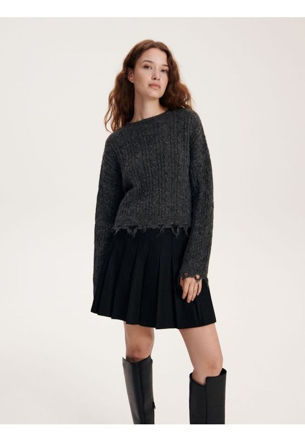 Reserved - Spódnica mini z plisami - czarny. Kolor: czarny. Materiał: tkanina, wiskoza
