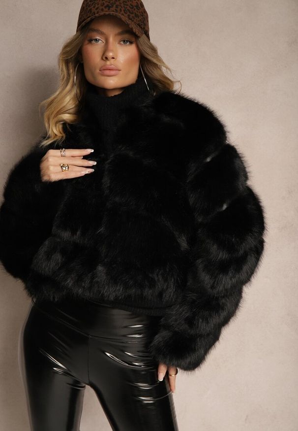 Renee - Czarna Futrzana Kurtka o Krótkim Kroju Zapinana na Haftki Alorith. Okazja: na co dzień. Kolor: czarny. Materiał: futro. Długość: krótkie. Styl: casual, elegancki