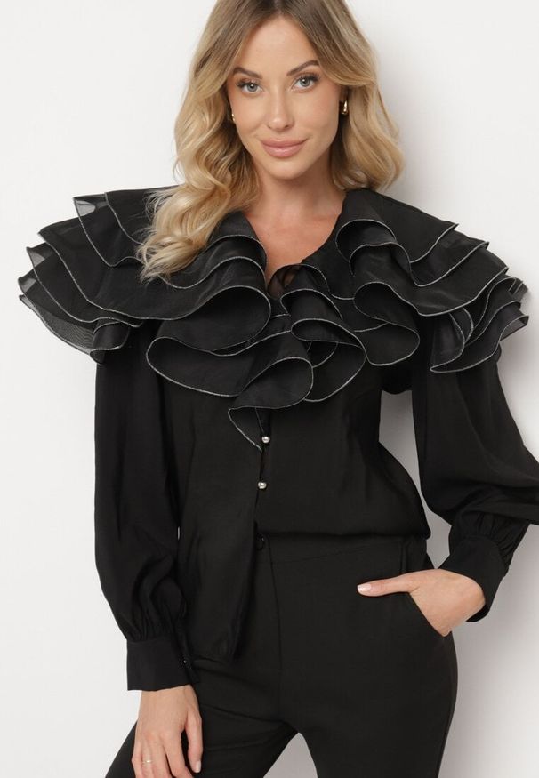 Born2be - Czarna Elegancka Koszula Ozdobiona Falbanami i Guzikami Leristta. Okazja: na co dzień. Kolor: czarny. Materiał: jeans. Wzór: aplikacja. Styl: elegancki
