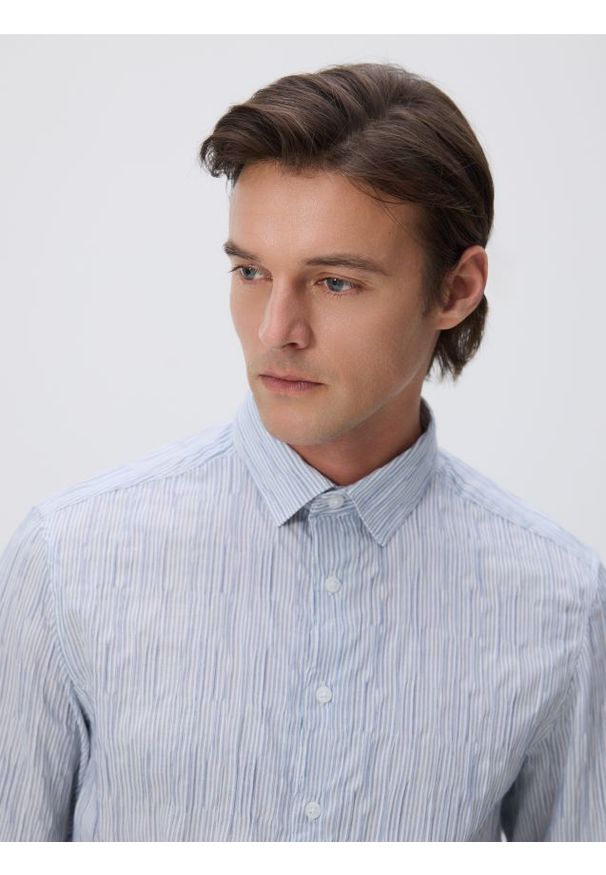 Reserved - Strukturalna koszula regular fit - jasnoniebieski. Kolor: niebieski. Materiał: tkanina, bawełna