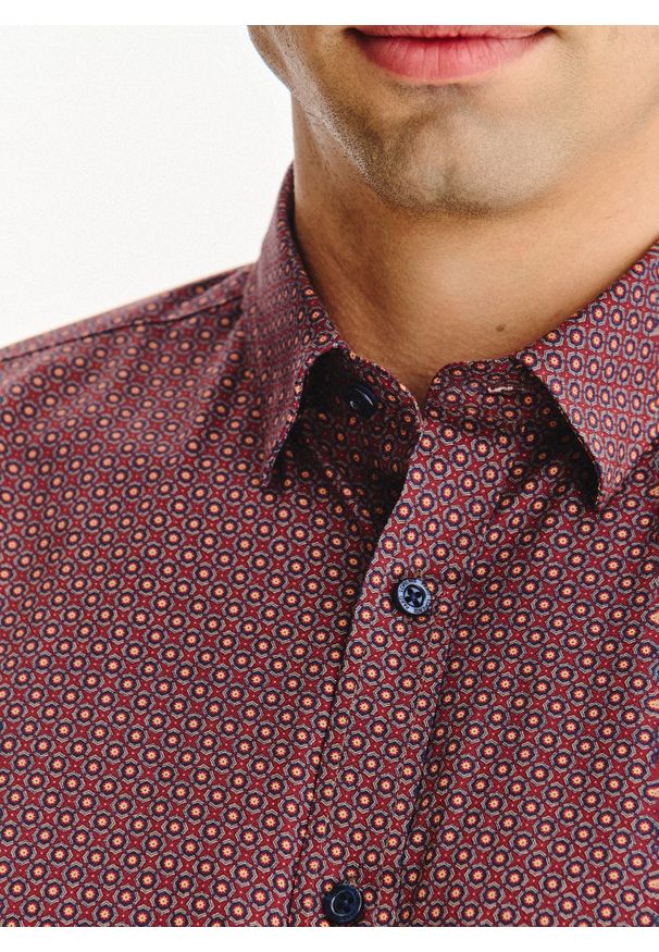 Pako Lorente - PAKO LORENTE - Bordowa koszula w geometryczny wzór. Kolor: czerwony. Materiał: bawełna, elastan. Długość rękawa: długi rękaw. Długość: długie. Wzór: geometria. Sezon: jesień
