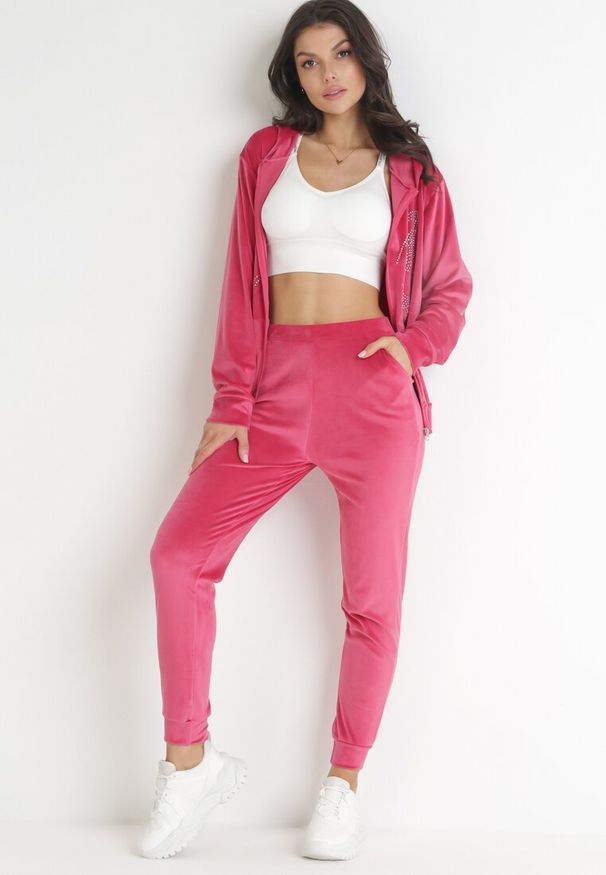 Born2be - Różowy Komplet Dresowy Welurowy w Cyrkonie Alersia. Kolor: różowy. Materiał: welur, dresówka. Wzór: aplikacja