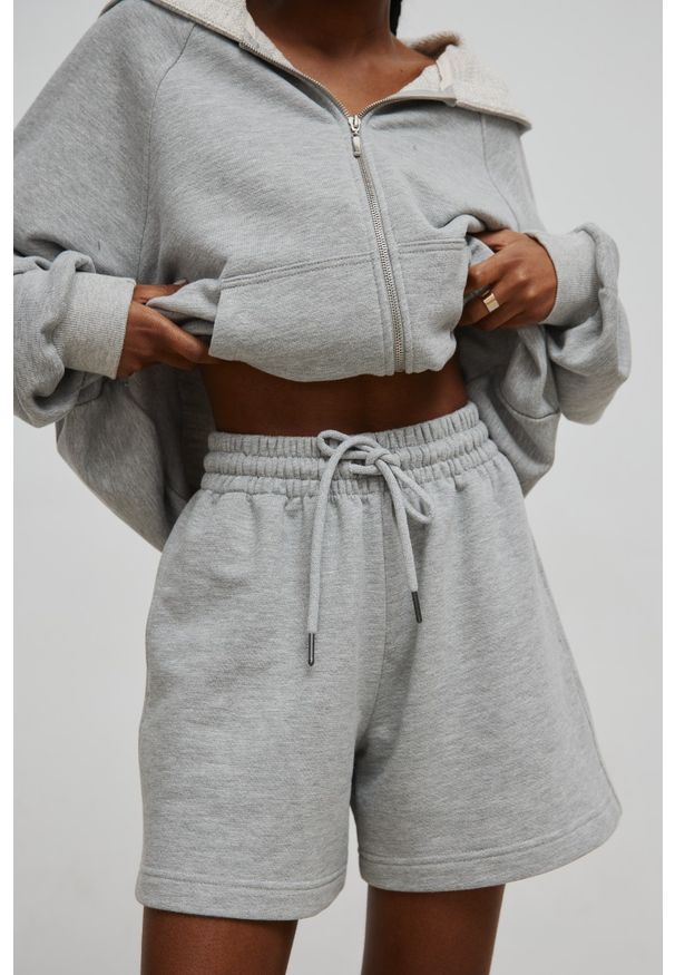 Marsala - Krótkie spodenki ze sznurkiem w kolorze LIGHT GREY lurex - PROSPER-XL. Materiał: guma, dzianina, poliester, dresówka, bawełna, włókno. Długość: krótkie. Wzór: gładki, melanż. Sezon: wiosna, lato