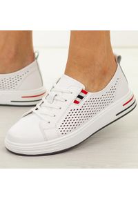 Białe skórzane półbuty damskie Cambell 07348. Okazja: na co dzień. Zapięcie: sznurówki. Kolor: biały. Materiał: skóra. Szerokość cholewki: normalna. Wzór: ażurowy. Sezon: wiosna, lato, jesień. Styl: casual, klasyczny, elegancki #1