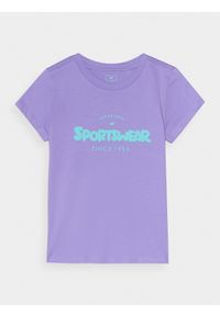 4F JUNIOR - T-shirt z nadrukiem dziewczęcy - fioletowy. Okazja: na co dzień. Kolor: fioletowy. Materiał: dzianina, jersey, bawełna. Długość rękawa: krótki rękaw. Długość: krótkie. Wzór: nadruk. Sezon: lato. Styl: klasyczny, casual, sportowy #1