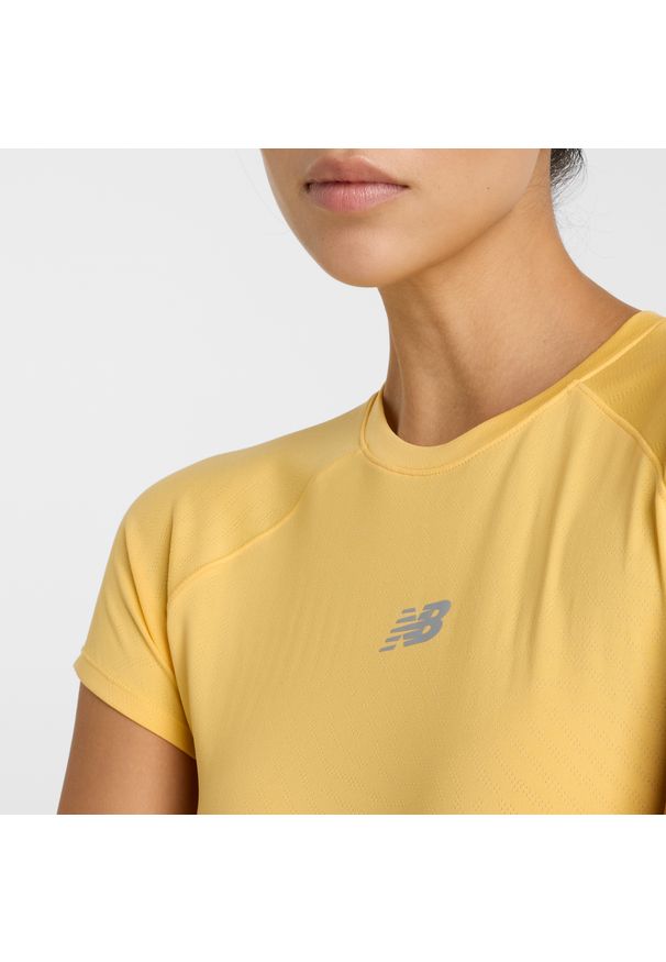 Koszulka damska New Balance WT51223CEE – żółta. Kolor: żółty. Materiał: tkanina, poliester, materiał