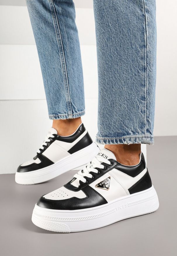 Renee - Czarno-Białe Sneakersy Vices na Platformie z Perforacją i Geometryczną Aplikacją Vilvesia. Okazja: na co dzień. Kolor: czarny. Materiał: jeans. Wzór: aplikacja, geometria. Obcas: na platformie