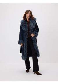 Reserved - Płaszcz z imitacji zamszu i futra - granatowy. Kolor: niebieski. Materiał: futro, zamsz #1