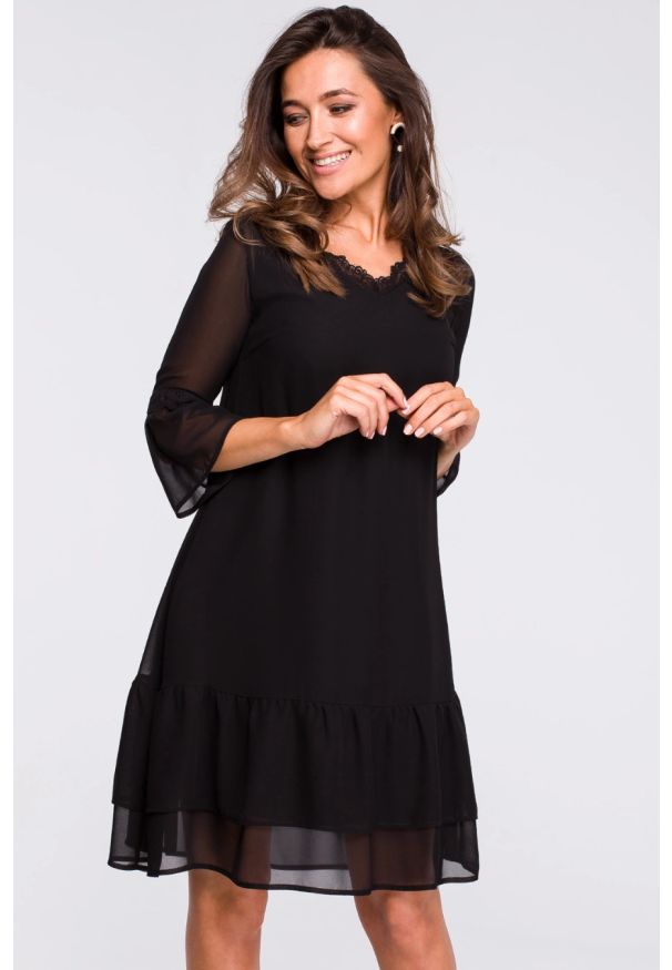 Sukienki.shop - Sukienka rozkloszowana z falbanami dekolt V szyfonowa czarna. Okazja: na randkę. Kolor: czarny. Materiał: szyfon. Styl: wizytowy