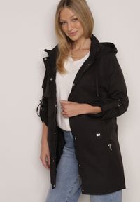 Born2be - Czarna Kurtka w Stylu Parki z Odpinanym Kapturem i Sznurkami Enang. Okazja: na spacer. Kolor: czarny. Materiał: prążkowany, jeans #8