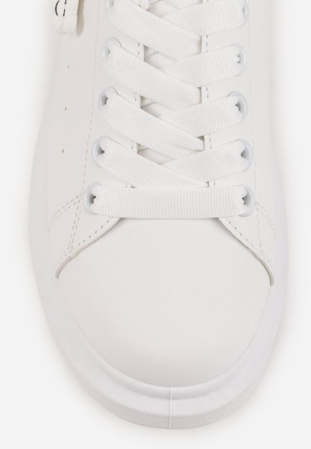 Renee - Biało-Różowe Casualowe Sneakersy z Zawieszką Misiem Ulevidia. Okazja: na co dzień. Zapięcie: sznurówki. Kolor: biały. Materiał: jeans. Sezon: wiosna, lato. Sport: turystyka piesza