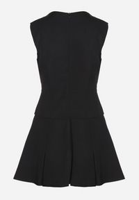 Born2be - Czarna Rozkloszowana Sukienka z Wycięciem przy Dekolcie Atarinea. Okazja: na co dzień. Kolor: czarny. Wzór: aplikacja. Typ sukienki: proste. Styl: casual #7