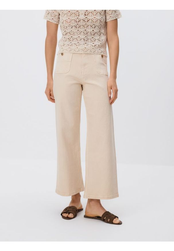 Reserved - Jeansy culotte - kremowy. Kolor: kremowy