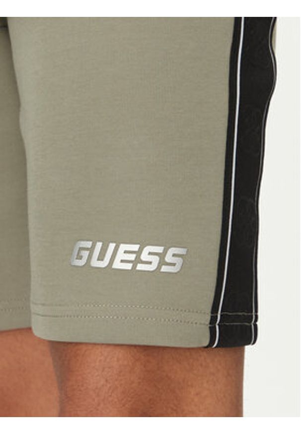 Guess Szorty materiałowe Z4RD04 KB3P2 Zielony Regular Fit. Kolor: zielony. Materiał: bawełna