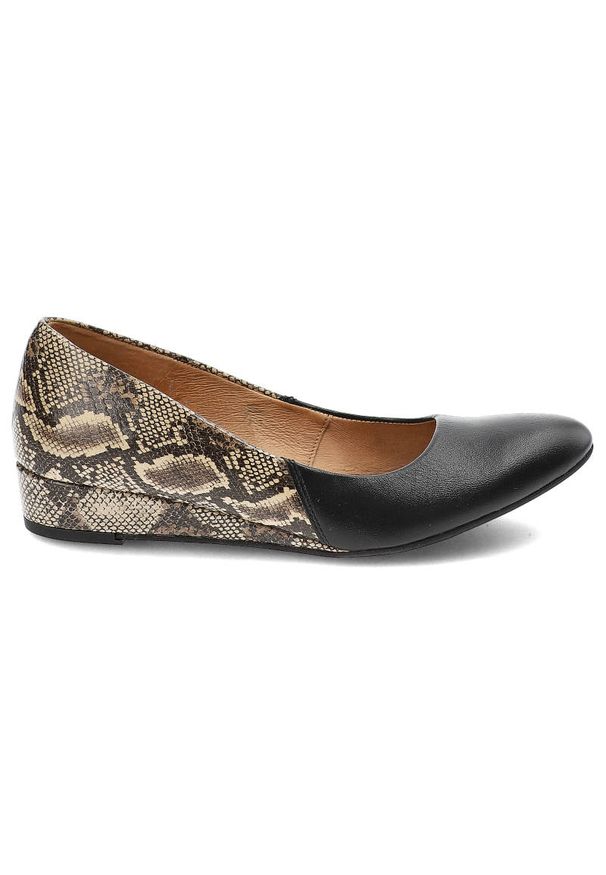 Czarne Czółenka Maciejka Damskie Eleganckie Buty. Okazja: na co dzień. Zapięcie: bez zapięcia. Kolor: czarny. Materiał: skóra. Szerokość cholewki: normalna. Obcas: na koturnie. Styl: elegancki. Wysokość obcasa: średni