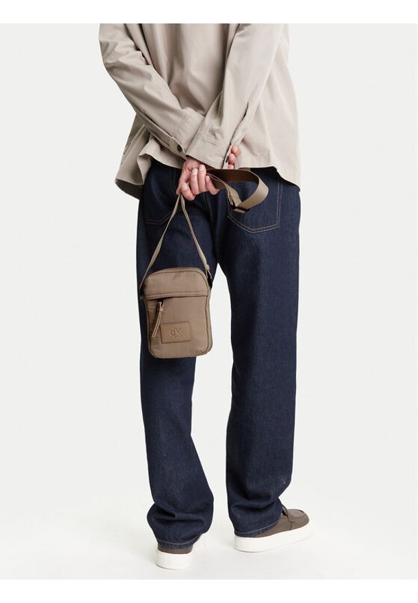 Calvin Klein Jeans Saszetka Metro Nylon Reporter S Ny LV04G3089G Beżowy. Kolor: beżowy. Materiał: materiał