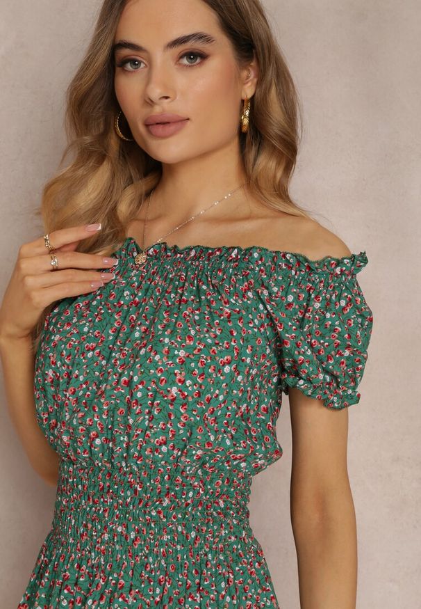 Renee - Zielona Bawełniana Sukienka z Gumką w Talii o Fasonie Hiszpanki Jazmi. Okazja: na spacer, na co dzień. Typ kołnierza: dekolt hiszpanka. Kolor: zielony. Materiał: bawełna. Wzór: aplikacja. Typ sukienki: sportowe, proste. Styl: casual, elegancki, sportowy