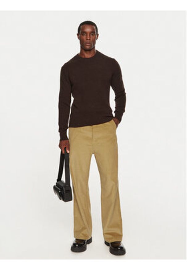 AMI PARIS Sweter HKS057005 Brązowy Regular Fit. Kolor: brązowy. Materiał: kaszmir