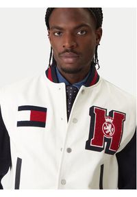 TOMMY HILFIGER - Tommy Hilfiger Kurtka bomber Varsity MW0MW41866 Écru Regular Fit. Materiał: skóra #3