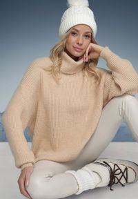 Born2be - Beżowy Golf Oversize Out Of This World. Okazja: na co dzień, na spacer. Typ kołnierza: golf. Kolor: beżowy. Materiał: skóra, dzianina, wiskoza, jeans. Długość: długie. Wzór: prążki. Styl: klasyczny, casual, elegancki #4