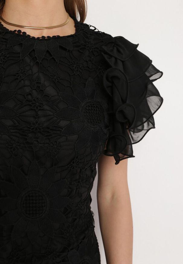 Born2be - Czarna Sukienka Mini z Koronkowymi Wstawkami i Falbankami Soffiana. Okazja: na imprezę, na co dzień. Typ kołnierza: kołnierz z falbankami. Kolor: czarny. Materiał: koronka. Długość rękawa: krótki rękaw. Wzór: koronka. Styl: elegancki, casual. Długość: mini