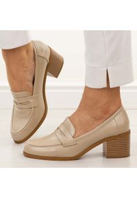 Beżowe mokasyny damskie na obcasie M.Daszyński 2201D-3. Okazja: na spotkanie biznesowe, do pracy. Nosek buta: okrągły. Zapięcie: bez zapięcia. Kolor: beżowy. Szerokość cholewki: normalna. Materiał: skóra. Sezon: wiosna, jesień, lato. Obcas: na obcasie. Styl: biznesowy, elegancki, klasyczny. Wysokość obcasa: średni #1