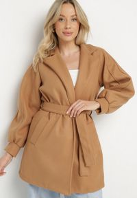 Born2be - Ciemnobeżowy Płaszcz z Wiązanym Paskiem i Bufiastym Rękawem Imgrucu. Typ kołnierza: kołnierzyk stójkowy. Kolor: beżowy. Materiał: jeans, tkanina. Długość: długie. Sezon: jesień, wiosna #1