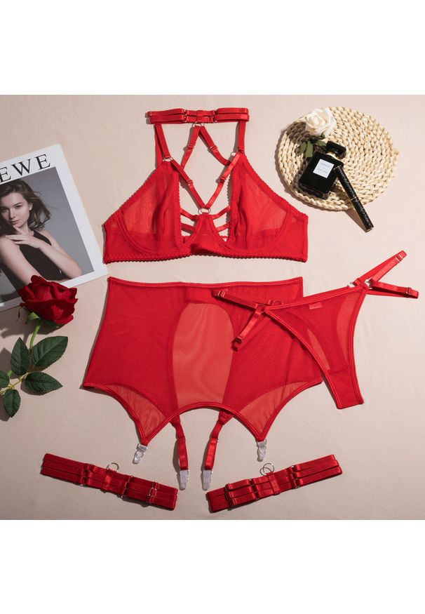 Intica - Komplet bielizny trzyczęściowy z delikatnymi detalami Hotske. Kolor: czerwony. Materiał: tkanina, koronka. Wzór: koronka