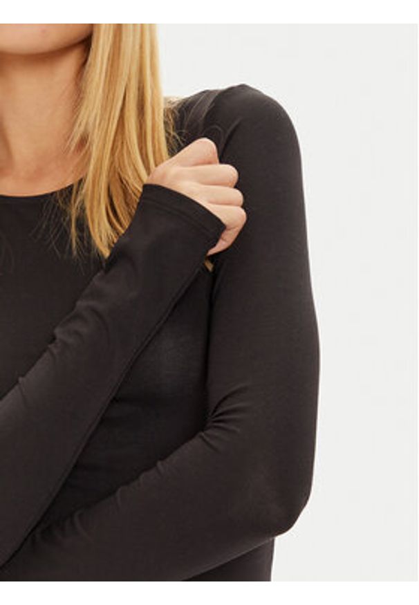 Gina Tricot Sukienka codzienna 24441 Czarny Slim Fit. Okazja: na co dzień. Kolor: czarny. Materiał: wiskoza. Typ sukienki: proste. Styl: casual