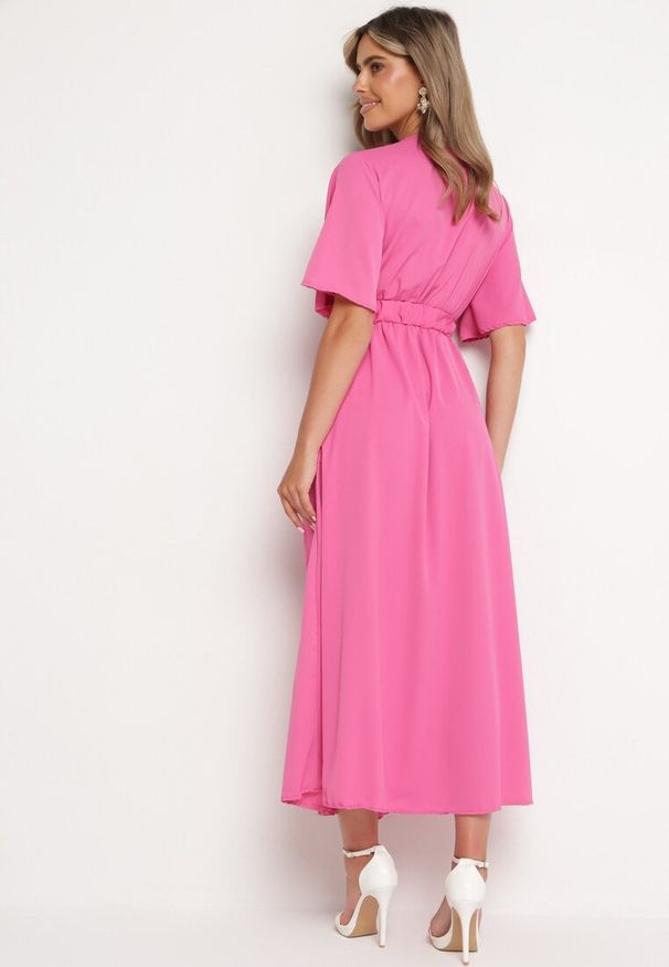Born2be - Różowa Sukienka z Kopertowym Dekoltem z Gumką w Pasie i Paskiem z Metalową Klamerką Teseri. Typ kołnierza: dekolt kopertowy. Kolor: różowy. Wzór: aplikacja. Typ sukienki: kopertowe