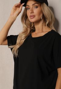 Renee - Czarny Bawełniany T-shirt Oversize z Krótkim Rękawem i Dłuższym Tyłem Zanimara. Kolor: czarny. Materiał: bawełna. Długość rękawa: krótki rękaw. Długość: krótkie