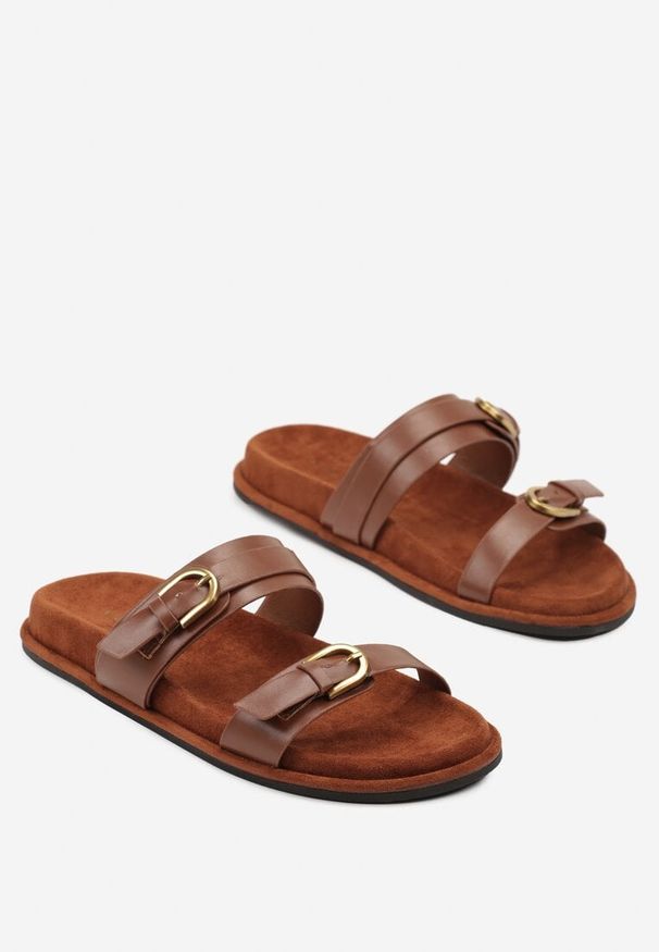Born2be - Brązowe Klapki Vices Ozdobione Klamrami i Dwoma Paskami Nilamora. Okazja: na co dzień. Kolor: brązowy. Materiał: jeans. Wzór: aplikacja. Sezon: lato. Obcas: na obcasie. Styl: elegancki, glamour, casual. Wysokość obcasa: niski